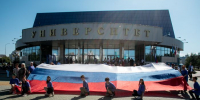 ​В День государственного флага на площади перед СурГУ развернули флаг длиной 10 метров - ИА СИА-Пресс